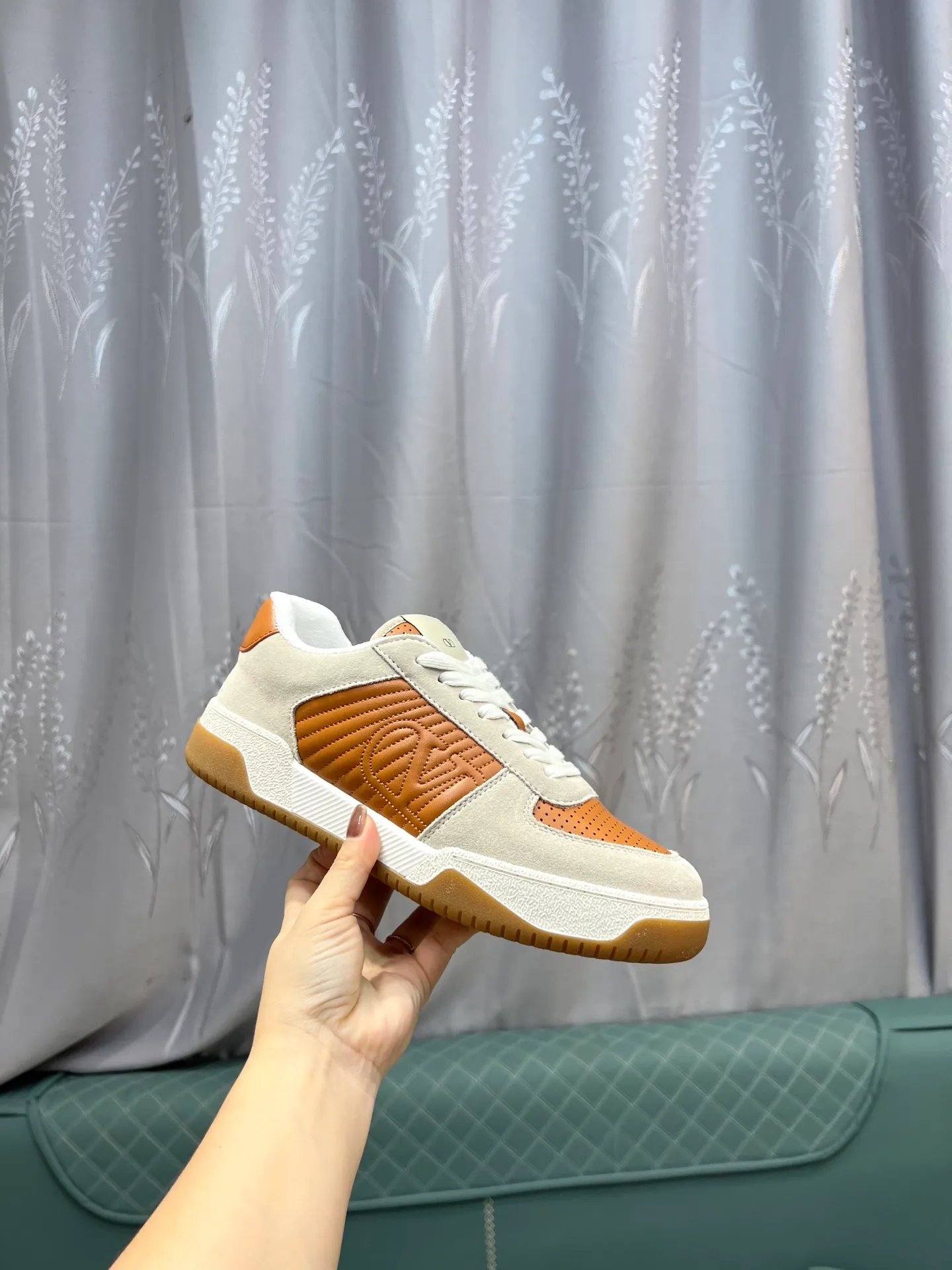 Men's shoes 💰720 VALENTINO Valentino 2025 popular casual sports shoes! 👍Fabric: Original custom punched + full-grain cowhide 👍Feet: cowhide + V-mark special injection insole (original 1:1) 👍Outsole: TPR+raw rubber combination wear-resistant outsole 👍Packaging: original beige full set of noble counter packaging 👍Code number: women's 35-41, men's 38-45 women's 40.41 men's 45.46 customized